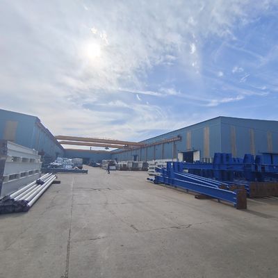 Atelier de structure en acier sur mesure avec fenêtres en PVC et ossature en H