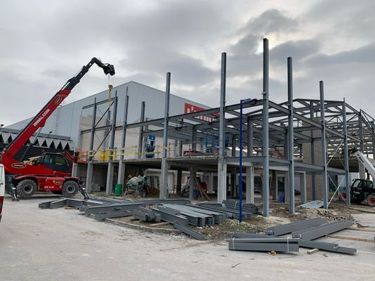 Construction d'entrepôt de structure en acier personnalisable avec porte à rouleaux