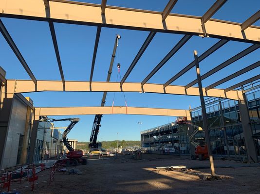 Construction d'entrepôt de structure en acier personnalisable avec porte à rouleaux