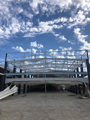 Construction d'entrepôt de structure en acier personnalisable avec porte à rouleaux