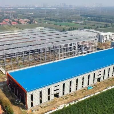 Construction d'entrepôt en métal préfabriqué résistant à la corrosion OEM avec cadre de portail