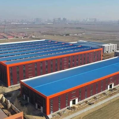 Construction d'entrepôt en métal préfabriqué résistant à la corrosion OEM avec cadre de portail