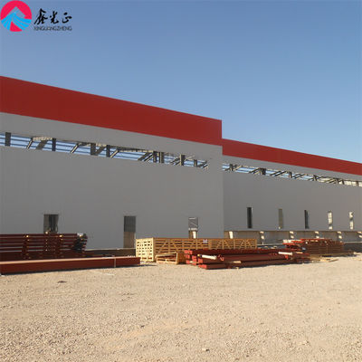 Entrepôt à structure en acier à grande portée avec portes coulissantes