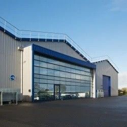 Atelier de construction industrielle en acier avec appuie-genoux en acier d'angle et finition de voile en PVDF