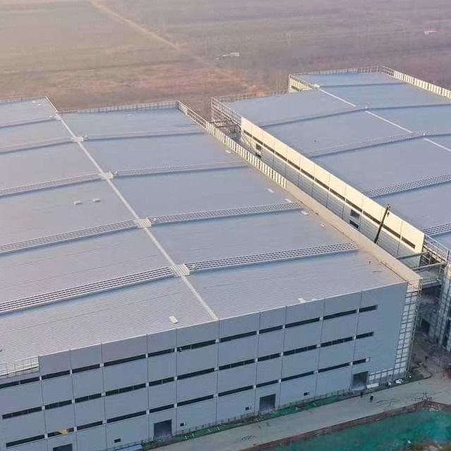 Construction d'entrepôt en métal préfabriqué résistant à la corrosion OEM avec cadre de portail