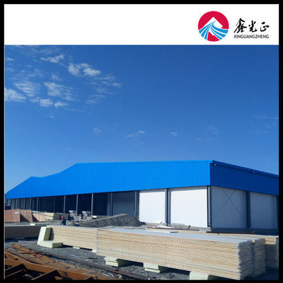 Colonnes laminées à chaud / à froid préfabriquées bâtiment d'entrepôt panneau sandwich revêtement en tôle d'acier pour la construction durable